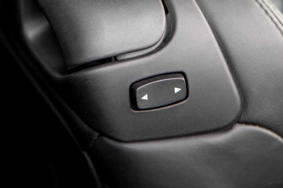 Детали интерьера BMW M3 Coupe (E93) 2011 года  (NA) (фото 54 из 80)